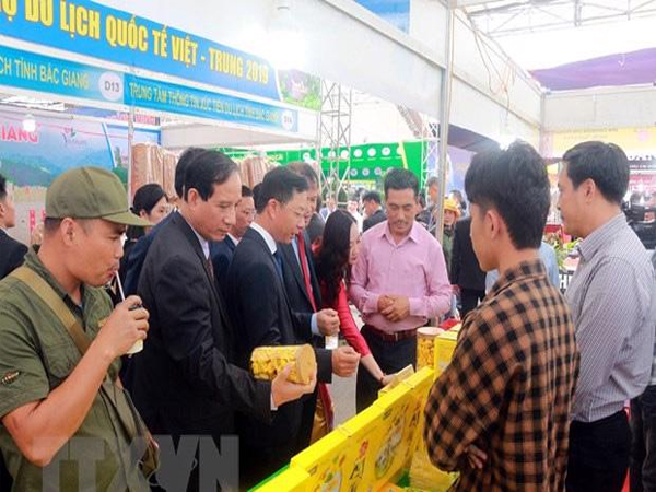 Ngày 1/12, Hội chợ Thương mại, du lịch quốc tế Việt - Trung (Móng Cái - Đông Hưng) đã khai mạc tại TP Móng Cái (Quảng Ninh)